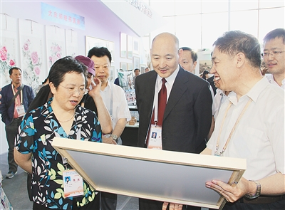 大兴安岭地区文化产业展备受关注(图1) 大兴安岭地区领导贾玉梅、李树铭观看大兴安岭职业学院参展的版画作品。 胡宏伟 荆学华 摄