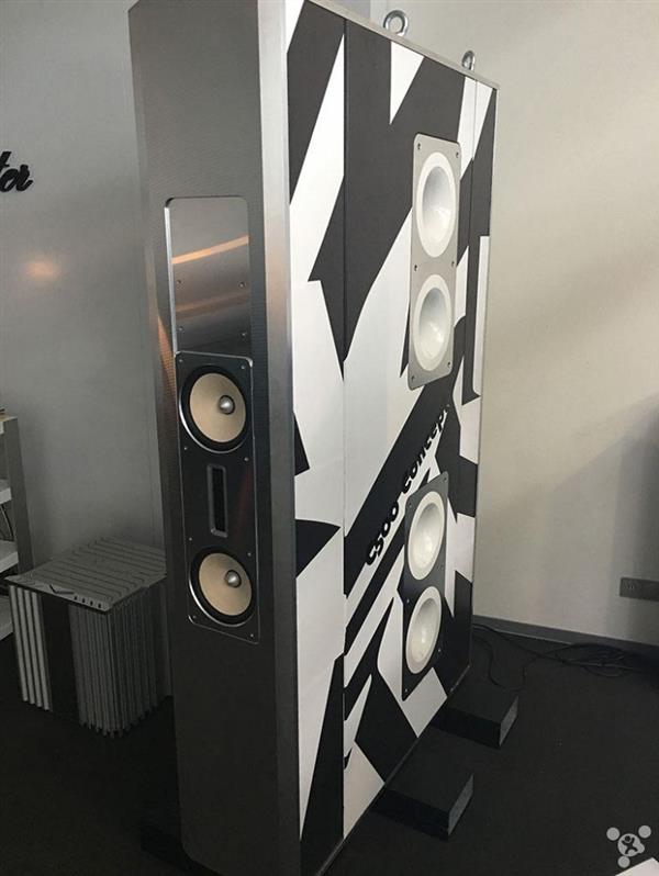 慕尼黑高级音响展上的终极音响——柏林之声C(图2) C500音响以刚硬的棱角和强大的磁系统为设计特点,还有四个气动式换能器。它的声音主要从中间的两个中频驱动单元中发出。