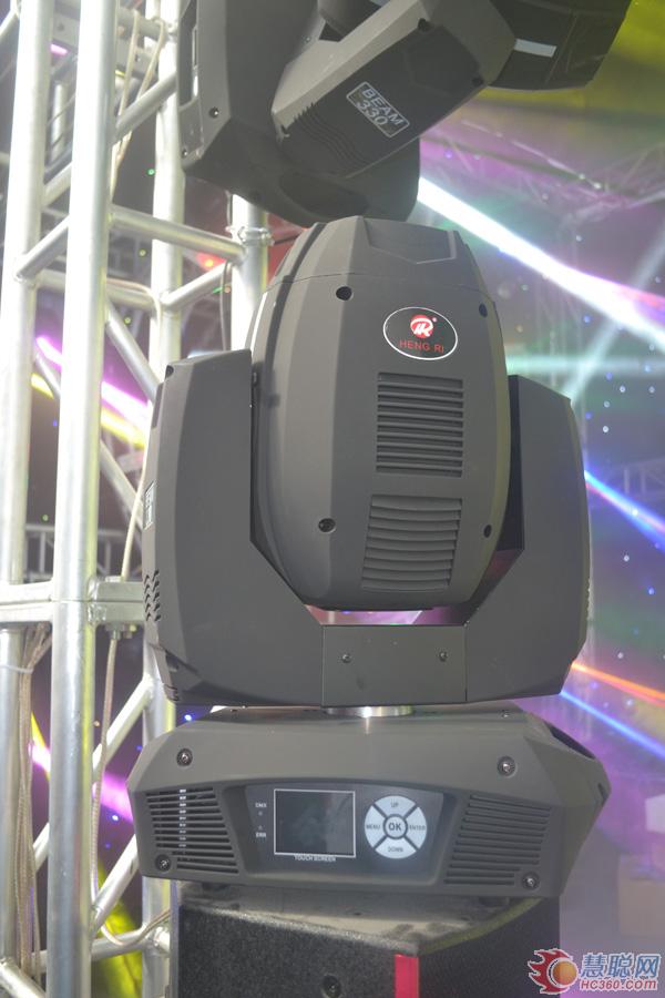 展会主推产品15R-330W-三合一摇头光束图案灯，带有8个旋转图案加空白图案片能自由插拔更换频闪，带有8种进口颜色片+白光-带有全色或半色功能,同时拥有UV隔热片
