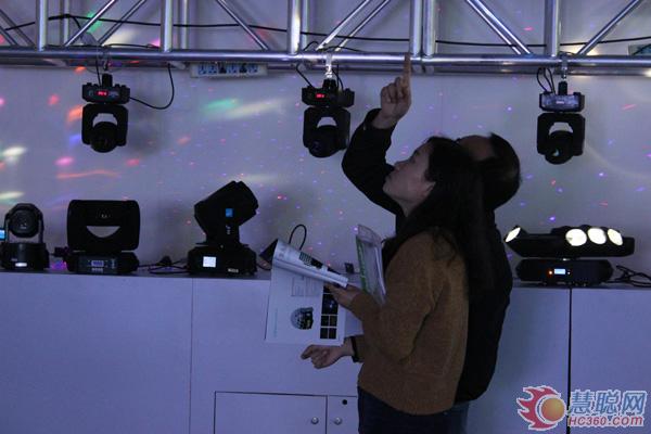 业务员与客户洽谈产品的市场优势