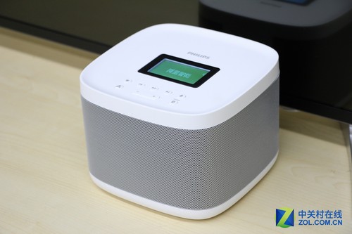 尽享海量音乐 飞利浦智能音箱999元(图2) 小飞音箱的声音特点主要集中在中低频,低频量感很足,有弹性,但谈不上震撼,或许是怕掩盖中频,所以音箱并没有刻意追求澎湃的低频。中频也可以说是这款音箱的一个亮点,尤其是人声很清晰,这样调校的原因主要是有声读物的内容都以人声为主,突出中频可以让音箱更耐听。