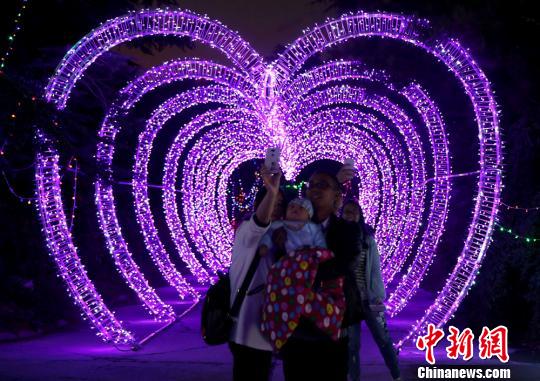 图为市民在灯光造型前拍照。 郑兵 摄 图为市民在灯光造型前拍照。 郑兵 摄