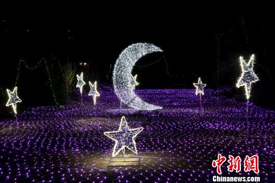 图为精美的灯光造型。 郑兵 摄 图为精美的灯光造型。 郑兵 摄